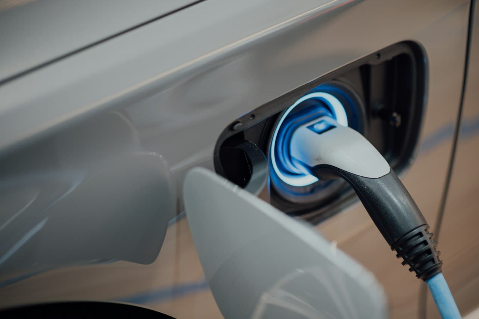 Carregamento de veículo eléctrico. O programa Ondjila Green prevê 2.000 carregadores, ainda sem mapa público.