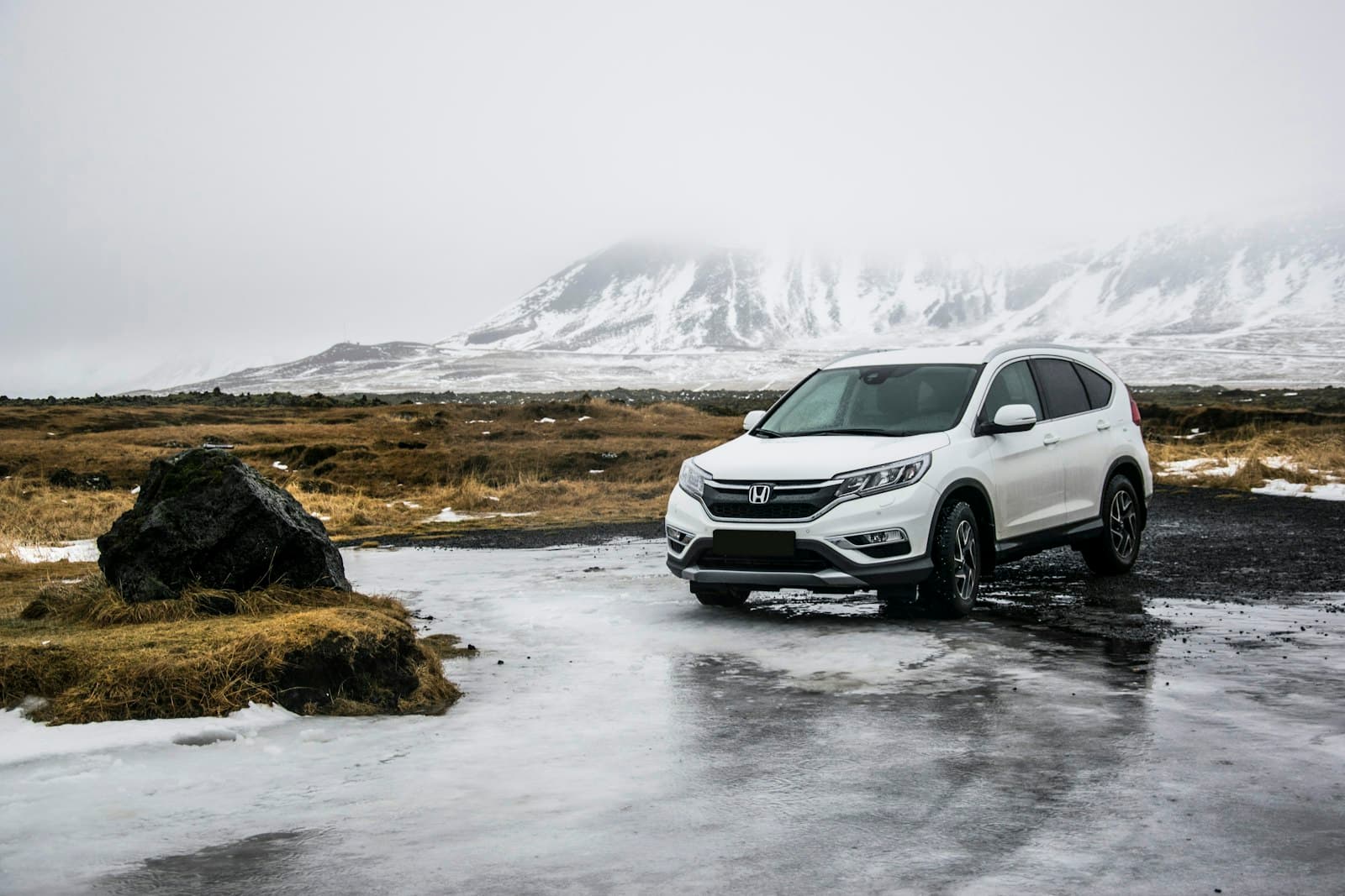 SUV em estrada. O leasing ESG exige informação sobre emissões do veículo e comparação com o financiamento convencional.